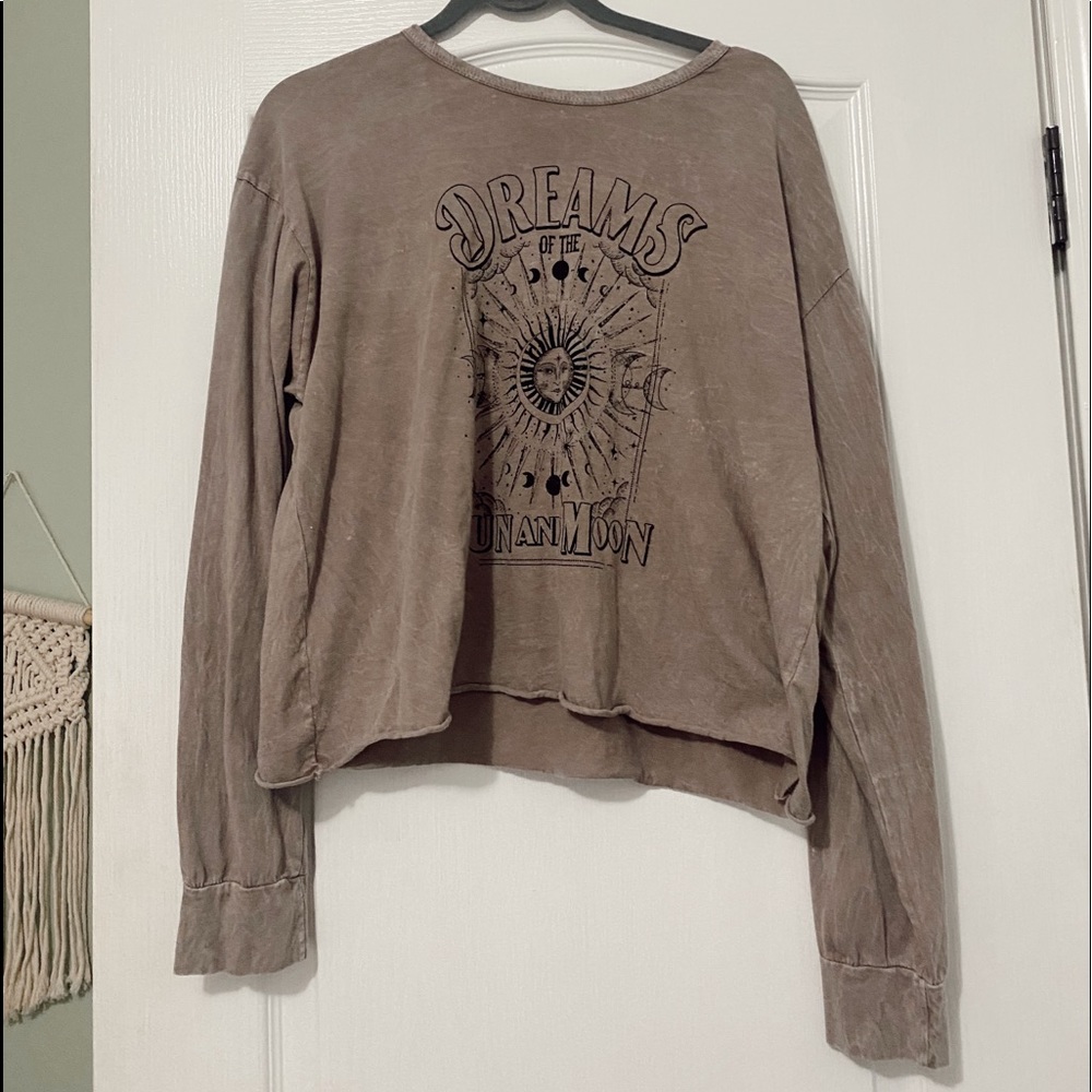 Cute cropped graphic tee, fits smaller